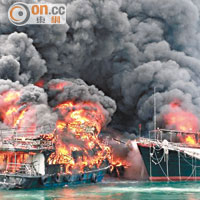 火燒船面面睇 <br>船隻起火焚燒，黑煙籠罩半空。（讀者提供）