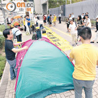有傘後組織代表帶同帳篷，計劃在政總外留守。
