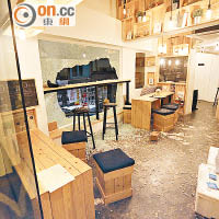 咖啡店的玻璃被撞爆，店內遍地玻璃碎片。