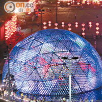 2013年 <br>一三年維園展出由七千個LED燈及膠樽組成的巨型半月形綵燈。