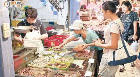大批市民昨早到九龍城街市買菜準備做節晚飯。（胡家豪攝）