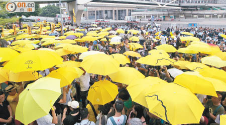 數百名市民在添美道集會及舉傘，紀念佔領行動爆發一周年。（袁志豪攝）
