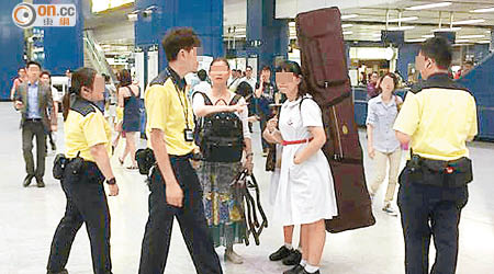 港鐵早前阻止攜帶古箏的女學生入閘，引起音樂界批評。<br>（資料圖片）