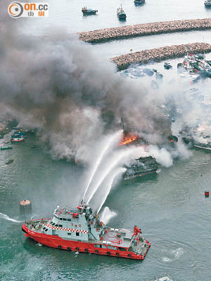 筲箕灣避風塘前日發生三級火，濃煙沖天。