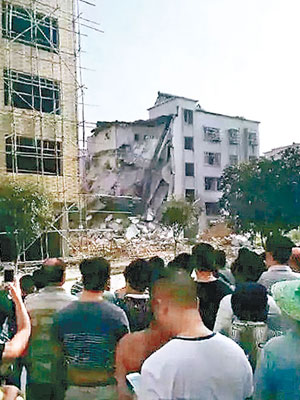 畜牧局宿舍<br>畜牧局宿舍大樓被炸至半邊倒塌。（互聯網圖片）