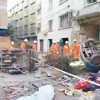 柳城<br>救援人員到爆炸現場搜索。（互聯網圖片）