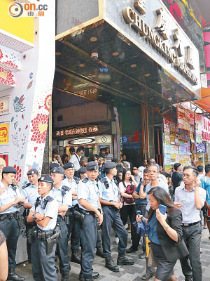 大批警員封鎖重慶大廈出口。（夏國威攝）