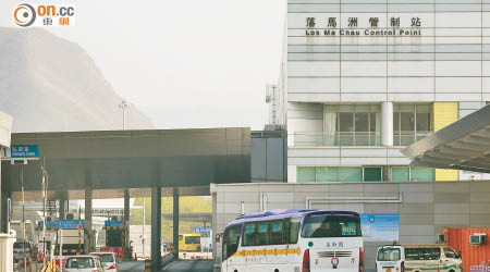 落馬洲管制站現時每日有數以萬計車輛過關。（資料圖片）