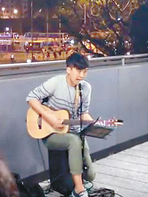 上月底，劉卓軒在港鐵觀塘站內以結他自彈自唱。（網上圖片）