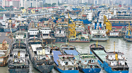 受颱風影響，海南大批漁船回港口避風。（中新社圖片）
