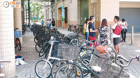 粉嶺聯和墟社區會堂對出的行人通道經常有大量單車停泊。