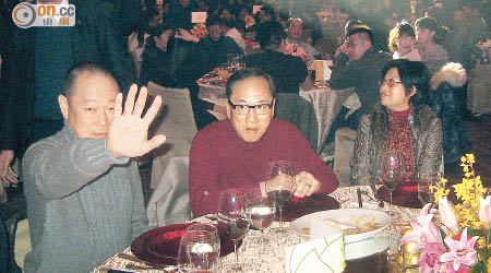 曾蔭權偕劉鑾鴻出席飯局，發現有記者在場，表現忐忑。