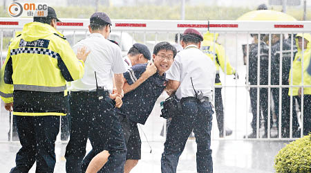 黃浩銘（右二）圖向梁振英擲紙碎，遭保安帶走。（高嘉業攝）