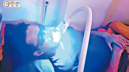 美容院「踩過界」提供藍光漂牙療程。