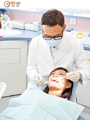 進行藍光漂牙之前，醫生須先為病人檢查牙齒及口腔情況。（資料圖片）