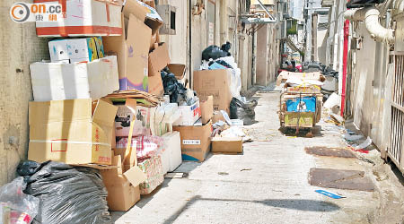 北帝街後巷堆積大量雜物，至今仍未解決，影響環境衞生。