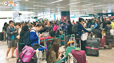 大批CX292航班的乘客到達羅馬達文西機場時才知悉客機故障，滯留羅馬。（乘客譚先生提供）