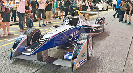 香港汽車會在旺角街頭展出一部Formula E賽車，吸引不少途人圍觀。（香港汽車會提供）