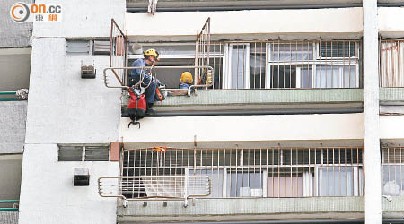 消防「飛將軍」在樓上單位窗口戒備。（陳展鴻攝）