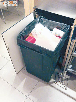 麥當勞德福分店內有垃圾桶無故被打開，食客擔心店內環境衞生受影響。（讀者提供）