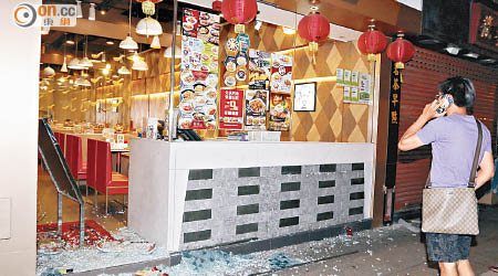 分店被賊匪扑穿玻璃門爆竊。（麥少峰攝）