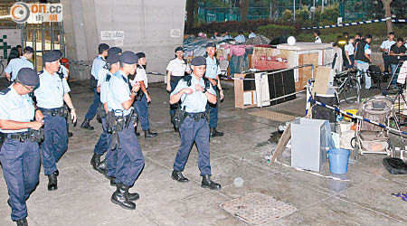 大批藍帽子警員昨傍晚返回現場搜證。