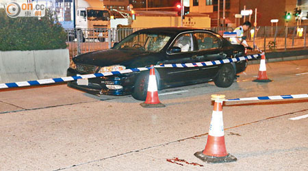 涉事私家車停在現場，車禍現場遺下血漬。（林耀康攝）