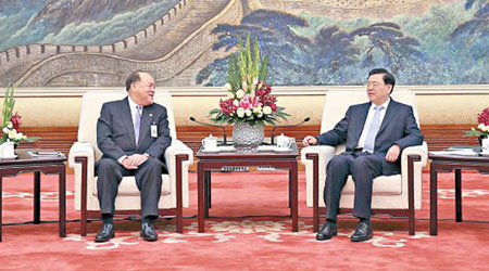 張德江（右）昨於北京接見澳門立法會訪問團，左為賀一誠。（中新社圖片）
