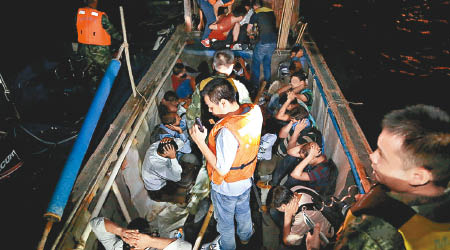 深港兩地警方聯合搗破安排南亞裔人蛇由內地經水路來港的偷渡集團。（互聯網圖片）