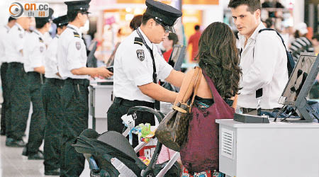 旅客乘搭航機離境，須經機場保安檢查。（資料圖片）