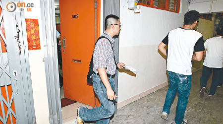 警方當日到事發的興華邨單位調查。