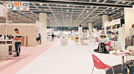 日前假香港會議展覽中心舉辦的「時尚匯集」，場面冷清。
