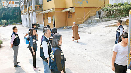 入境處昨出動十五名人員到定慧寺作深入調查。