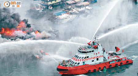 避風塘九月火燒連環船，滅火輪被轟歎慢板救火。（資料圖片）