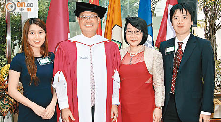 蔡冠深（左二）獲頒榮譽法學博士銜，太太及子女出席支持。