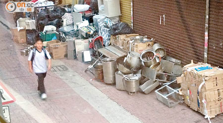 紅磡寶其利街有回收店佔用附近的行人路，常有大堆雜物堆積。