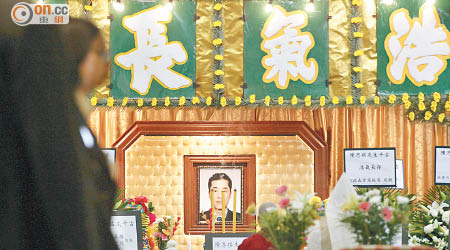 「無味神探」陳思祺的家人昨日在紅磡世界殯儀館為他設靈。（高嘉業攝）