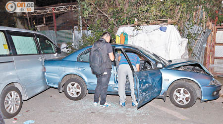 失車倒後撞向探員七人車，兩車損毀。（王偉安攝）