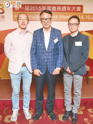 趙振國（中）、王偉（左）及鄧乃蔚睇好喺上海設立香港品牌展示中心。（葉華英攝）