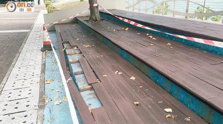 屯門海濱花園梯級上長椅有木條鬆脫，康文署圍封兩個月仍未完成維修。