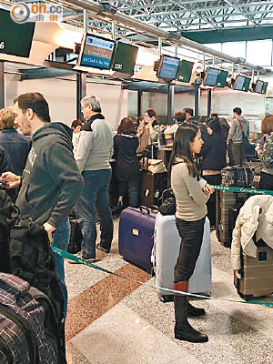 國泰由米蘭飛港航班延誤。圖為乘客在米蘭機場等候。