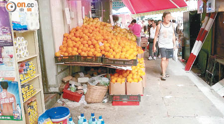 基隆街有店舖長期將貨物放出行人路。（讀者提供）