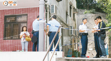 女僱主（左）在現場協助警員調查。（黃永健攝）