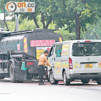 在達洋路，有非法油站負責人直接從油車輸油至其他車輛。