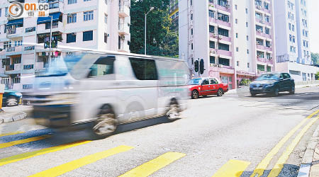 記者到現場視察當日，發現有部分車輛落斜時仍以高速行駛。