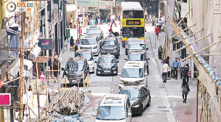 中環擺花街不時因違泊車輛而交通受阻，市民促請警方嚴加執法。