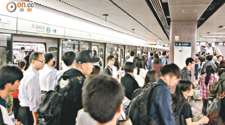 觀塘線有車站月台擠滿乘客。（左錦鴻攝）
