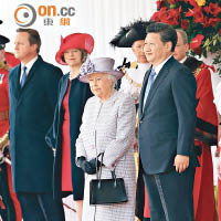 習近平訪英獲高規格接待，英女王（前右二）親自迎接。（資料圖片）