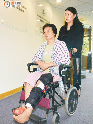 已故病人的母親李女士坐輪椅到醫委會作供。（蕭毅攝）