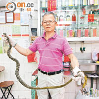蛇王陳振福指，市民遇蛇時不要走近，蛇一般不會主動攻擊人。